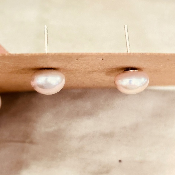 925 Sterling silver Genuine Freshwater Pearl Post Earrings 8.2mm - Picture 6 of 7